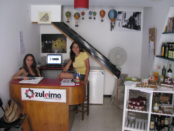 Chiara e Alice nella sede di Zuleima