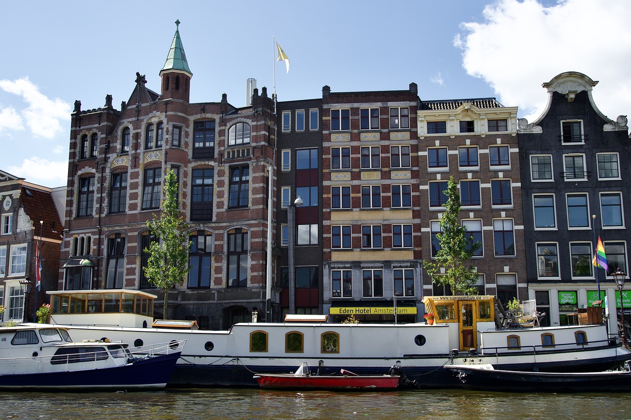 hotel boat in un canale di amsterdam
