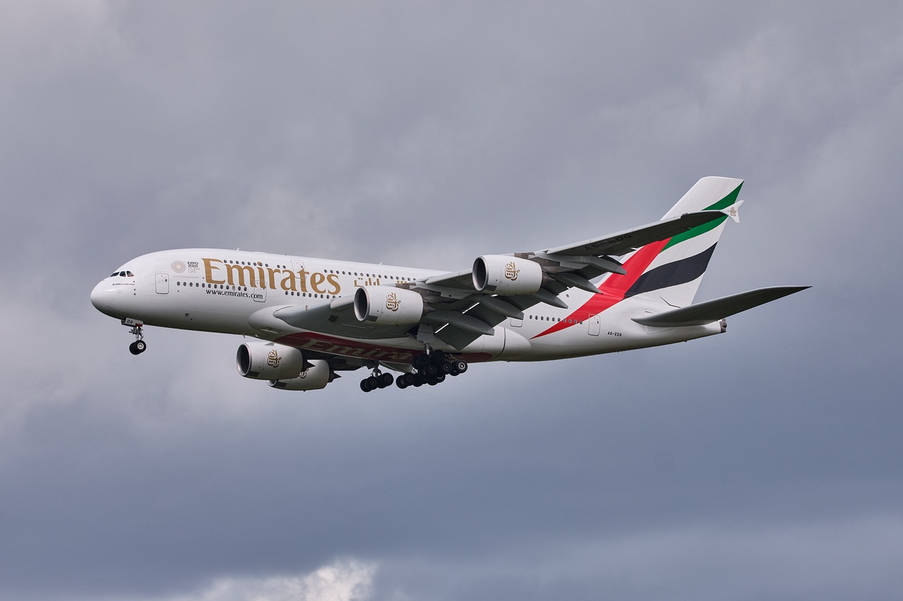 aereo della compagnia fly emirates in volo