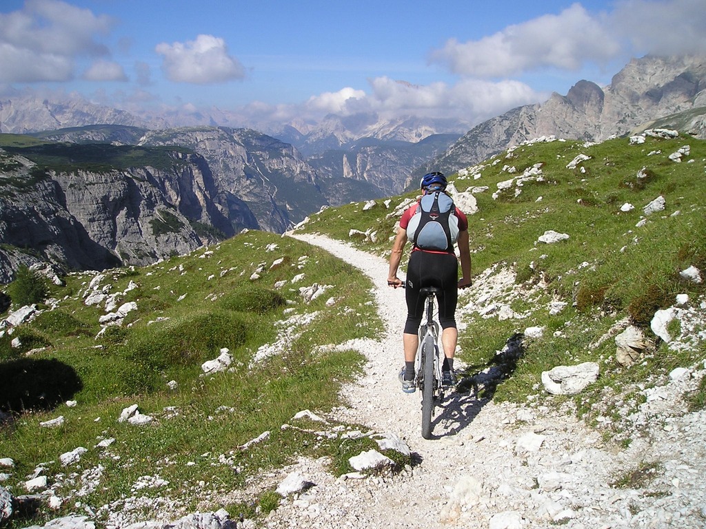 ciclista in bici sulle Dolomiti