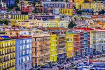 Vista aerea dei Quartieri Spagnoli di Napoli con edifici fitti e strade strette