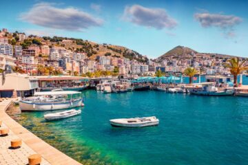 Vista panoramica di Saranda in Albania con mare Ionio, lungomare e costa mediterranea