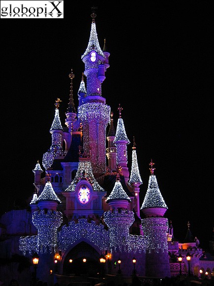 disneyland paris di notte