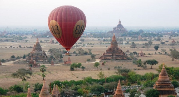 bagan in mongolfiera