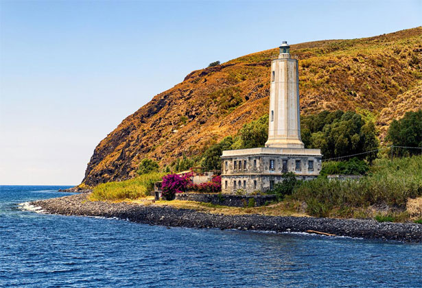 faro in riva al mare