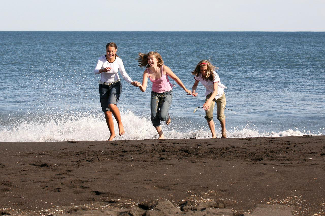 amiche che corrono al mare