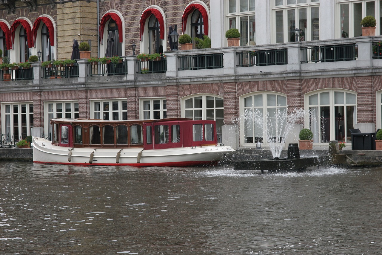 barca in un canale di amsterdam