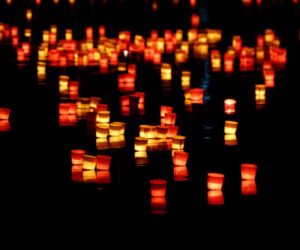 lanterne su fiume di notte