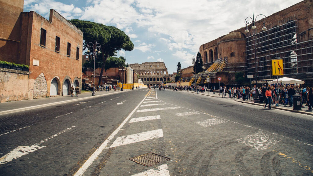 Via pedonale a Roma con Colosseo sullo sfondo