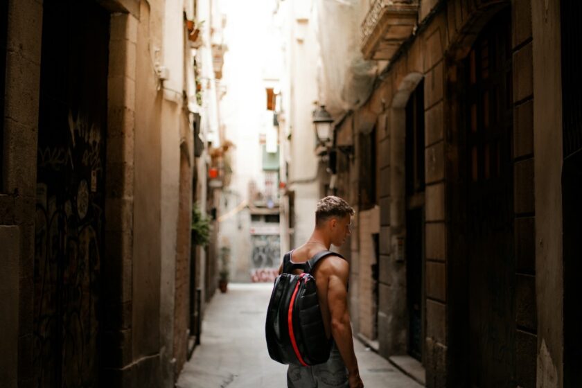 persona che passeggia da sola in un vicolo di un borgo