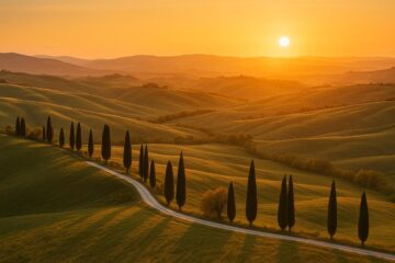 Colline toscane al tramonto con cipressi e stradina panoramica