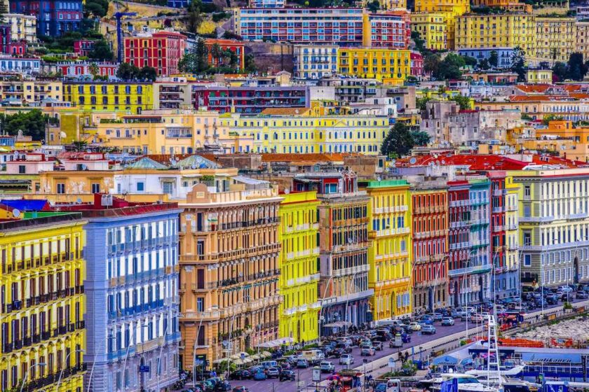 Vista aerea dei Quartieri Spagnoli di Napoli con edifici fitti e strade strette