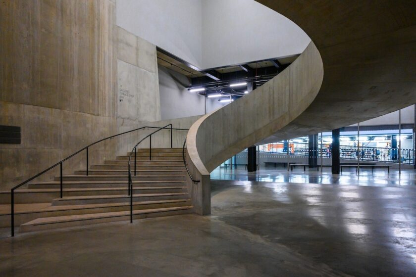 Scala metallica su parete in pietra di un edificio museale a Londra