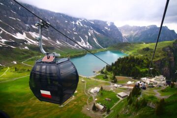 Cabina della funivia sospesa sopra i ghiacci tra Punta Helbronner e Aiguille du Midi