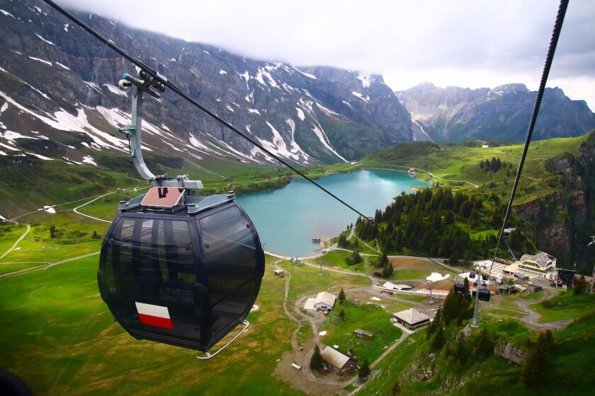 Cabina della funivia sospesa sopra i ghiacci tra Punta Helbronner e Aiguille du Midi