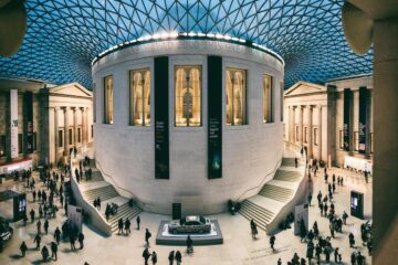Persone davanti all’ingresso del British Museum a Londra