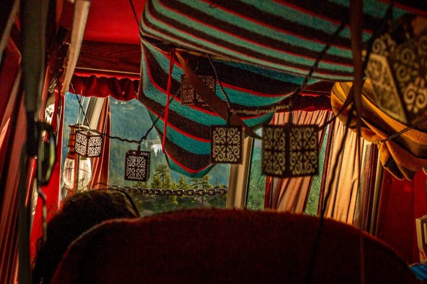 Interno di tenda beduina con tappeti e decorazioni tradizionali