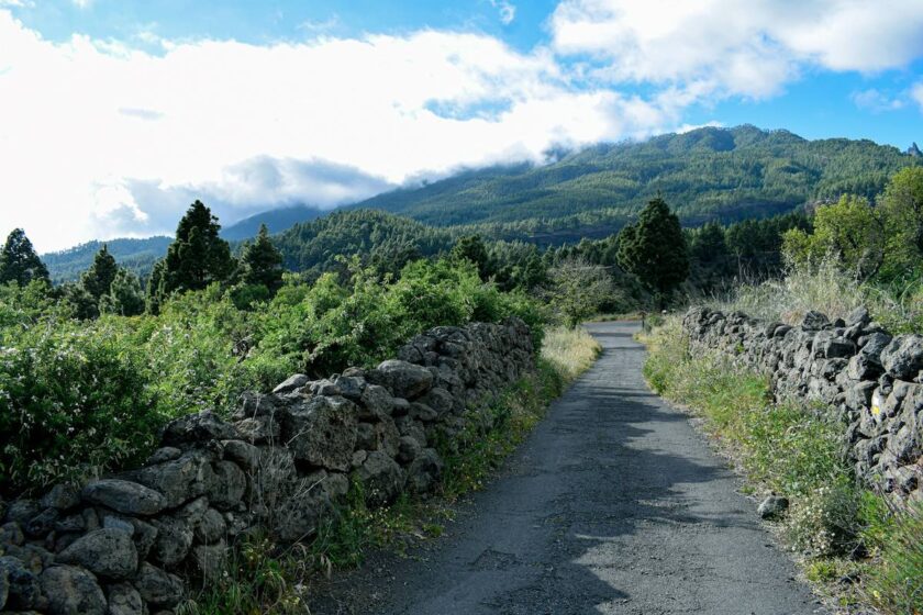 Vista naturalistica de La Palma con monti, vegetazione e clima sereno