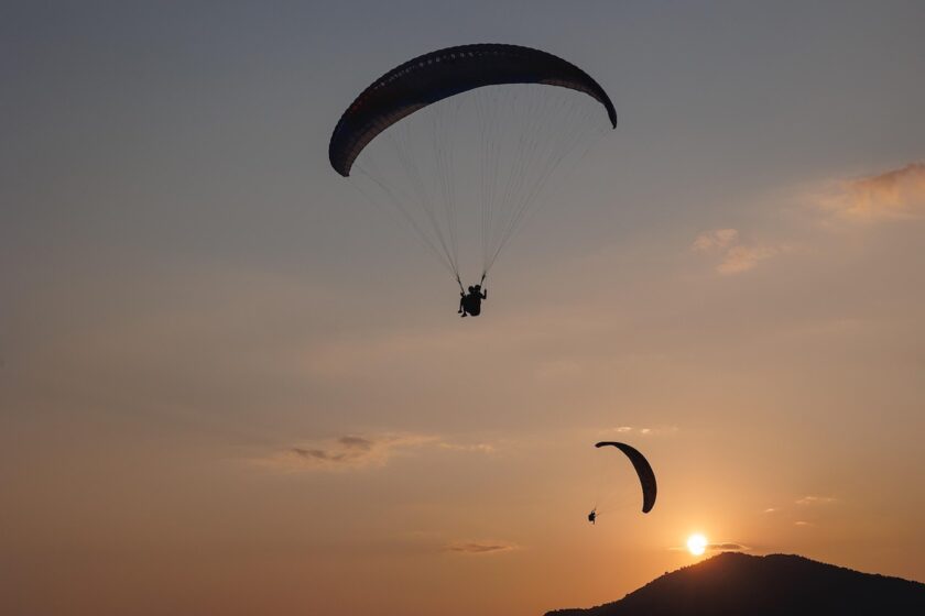 Parapendio con vista sul Monte Bianco