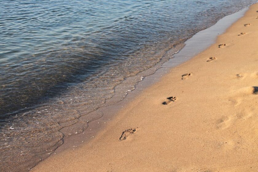 Spiaggia a Mamaia con iimpronte sul Mar Nero