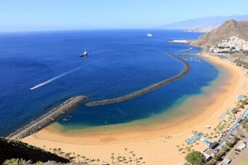 Spiaggia tranquilla a Tenerife sud con mare calmo e cielo azzurro