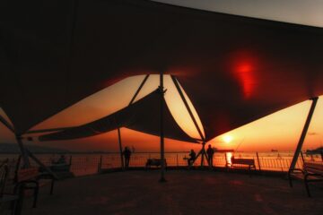 Tenda beduina nel deserto al tramonto, simbolo della cultura nomade