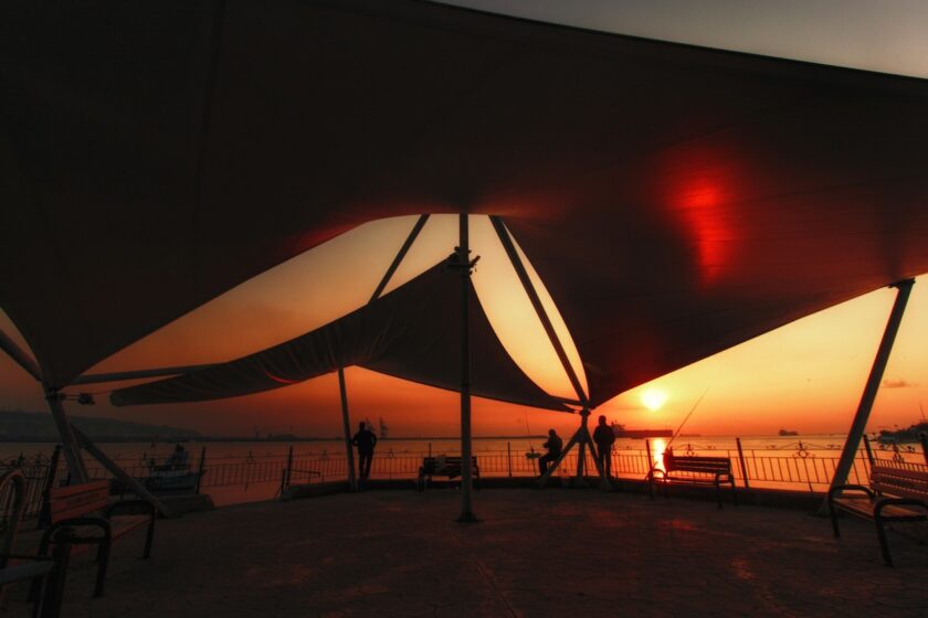 Tenda beduina nel deserto al tramonto, simbolo della cultura nomade