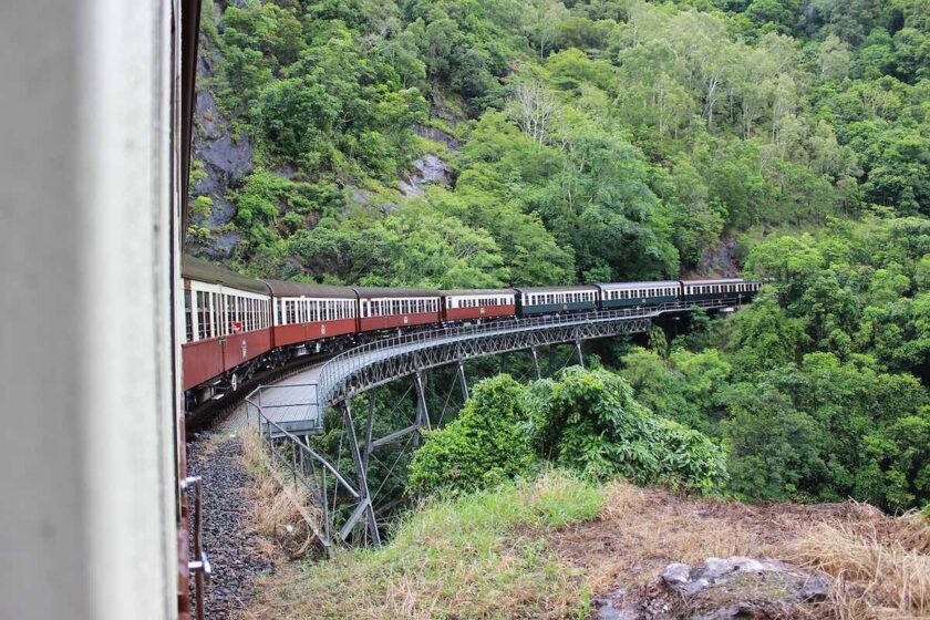 Trenino rosso in movimento tra le montagne estive di Chamonix