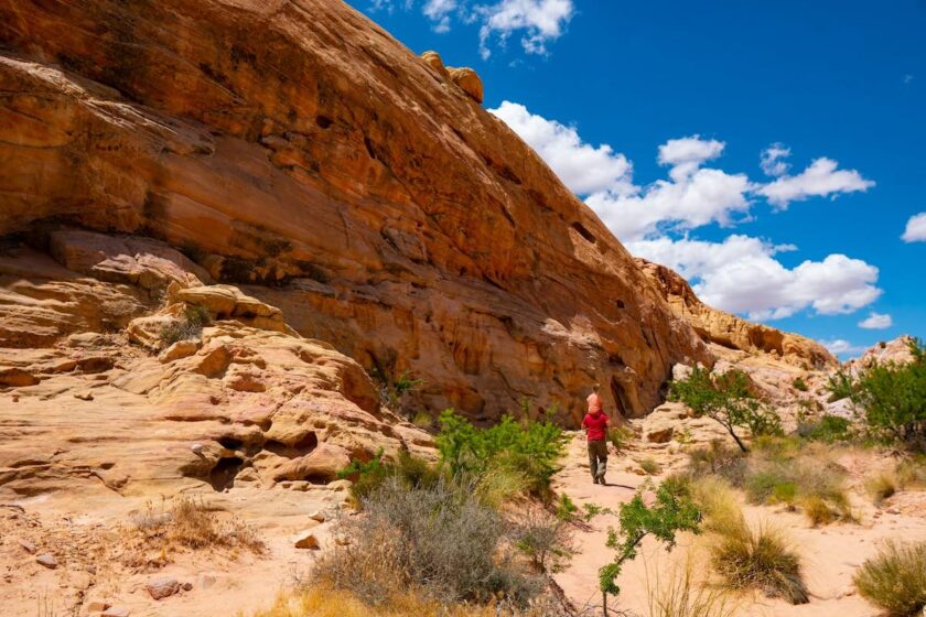 Escursionista tra le rocce rosse nella Valley of Fire
