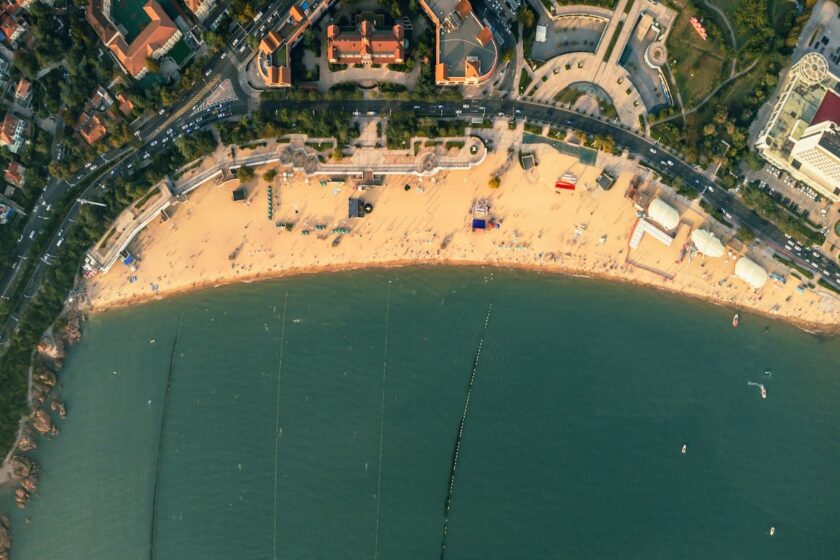 Vista panoramica della spiaggia di Mamaia in Romania tra mare e lago