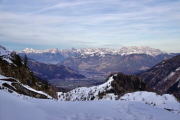 Vista panoramica dell’Aiguille du Midi con vette innevate in estate