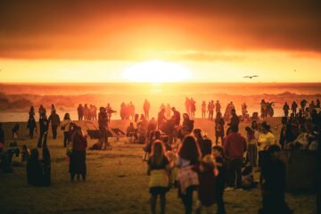 Giovani che ballano a un beach party sulla spiaggia di Skiathos