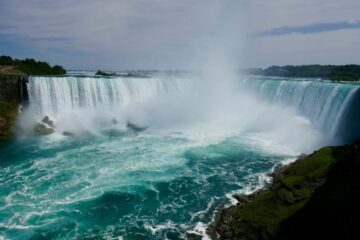 Panoramica delle Cascate del Niagara con spruzzi e arcobaleno, una delle mete più spettacolari da abbinare a New York.