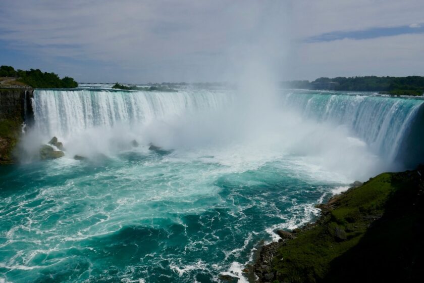Panoramica delle Cascate del Niagara con spruzzi e arcobaleno, una delle mete più spettacolari da abbinare a New York.