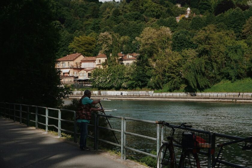 Ciclista lungo la pista ciclabile del Po in Val Padana