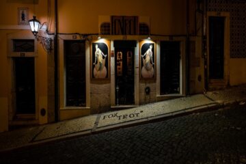 Stradina di Lisbona poco illuminata di sera