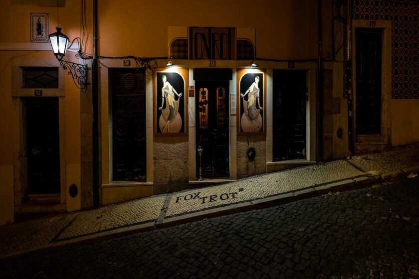 Stradina di Lisbona poco illuminata di sera