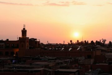 Piazza Jemaa el-Fna al tramonto con il minareto della Koutoubia