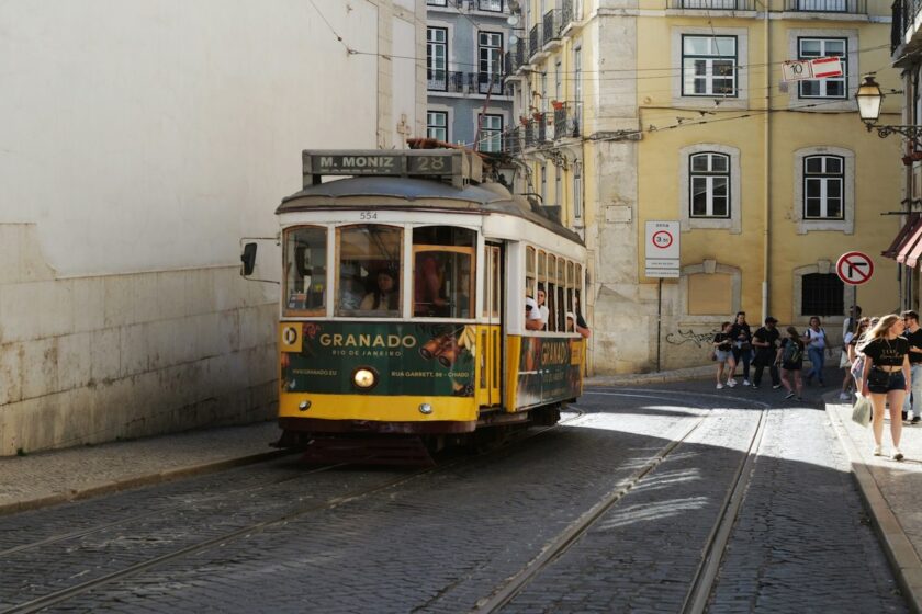 Vista panoramica di Lisbona con tram giallo