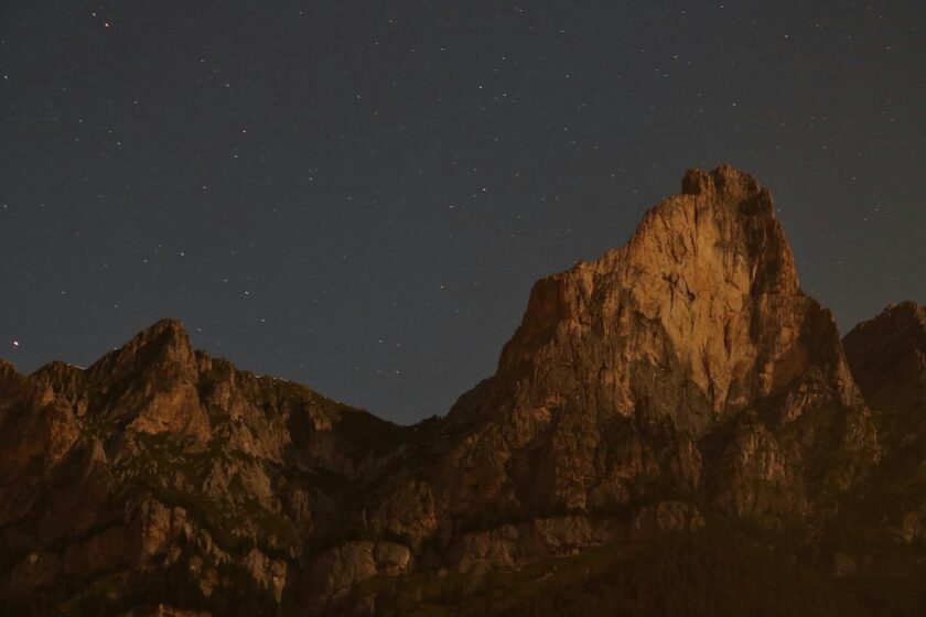 Tre Cime di Lavaredo sotto un cielo stellato con la Via Lattea