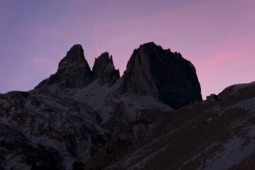 Tre Cime di Lavaredo al tramonto che sfumano verso la notte