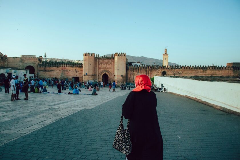 Viaggiatrice che cammina nella medina di Marrakech di giorno