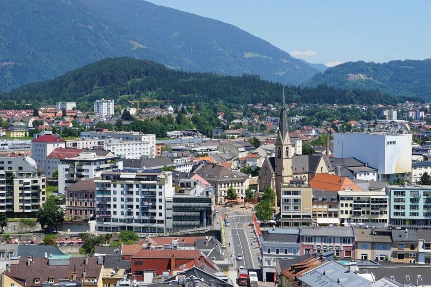 Veduta aerea del centro di Villach con fiume Drava e Alpi sullo sfondo