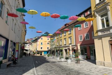 Ombrelli colorati sospesi in aria lungo una via del centro di Villach