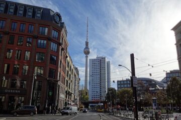 Vista panoramica di Alexanderplatz con folla e Torre della Televisione sullo sfondo
