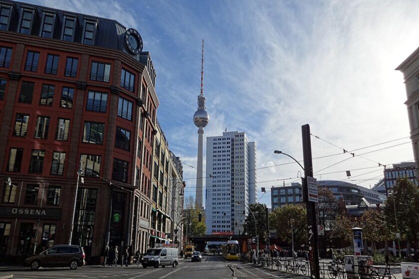 Vista panoramica di Alexanderplatz con folla e Torre della Televisione sullo sfondo
