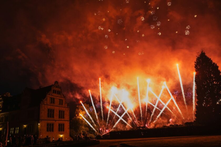 Piazza della Cattedrale a Vilnius illuminata a Capodanno con albero di Natale e fuochi d’artificio