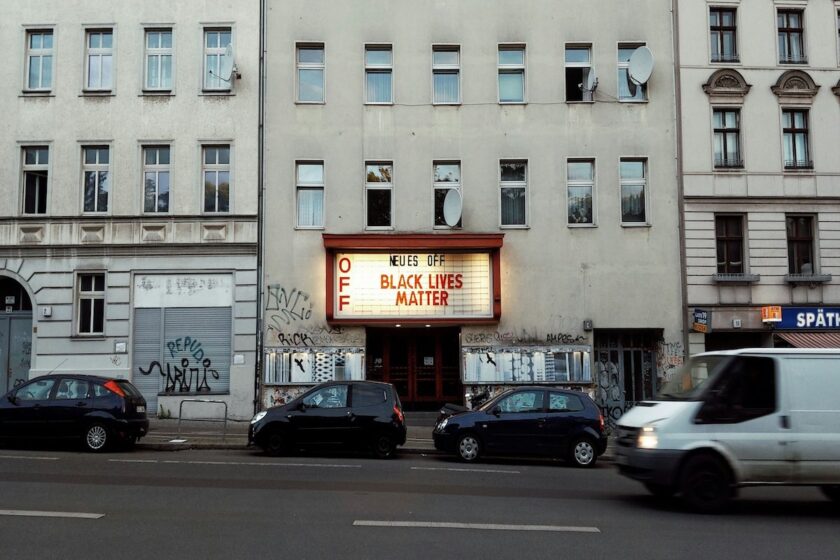 Strada di Neukölln a Berlino con negozi multiculturali