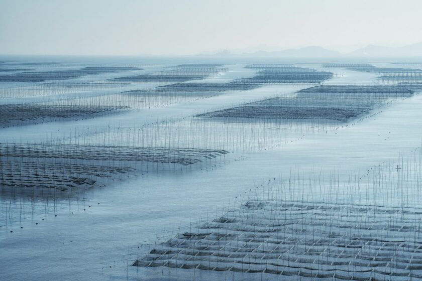 Spiaggia con barche da pesca e case tradizionali nel Fujian, Cina