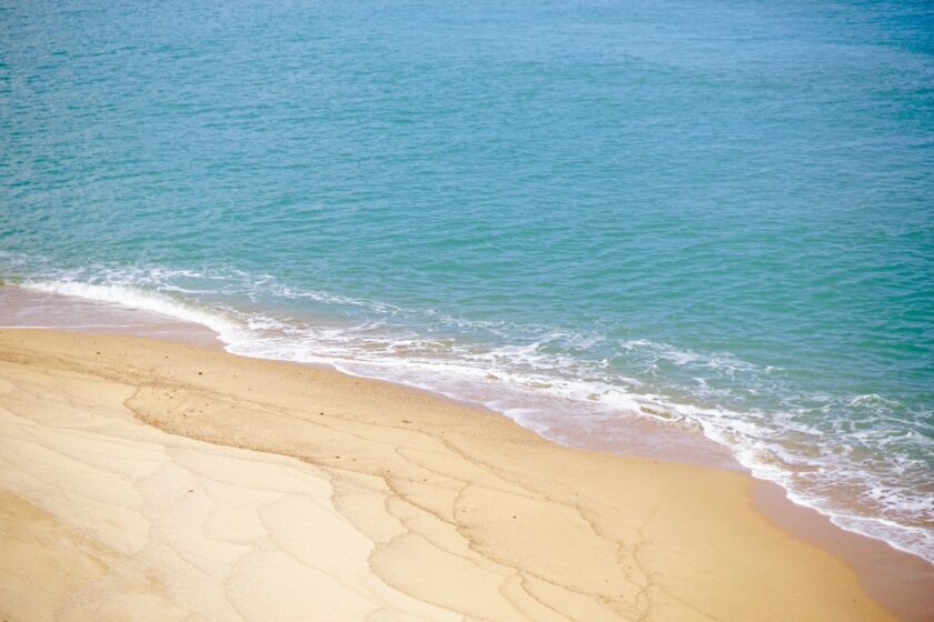 Spiaggia di Hainan con sabbia bianca, palme e mare cristallino